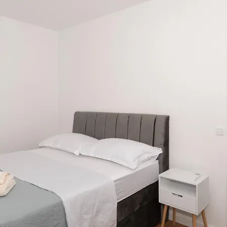 Beautiful Aria Vila *