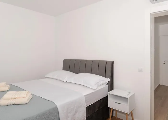 Beautiful Aria Vila *